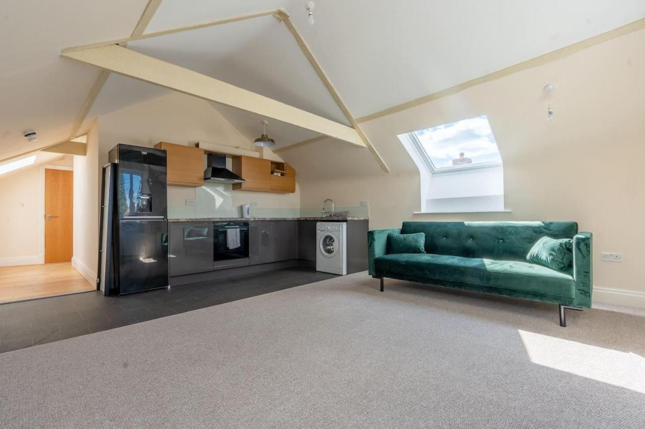 Charming 1-Bed Loft In Caerleon Apartment Newport  Bagian luar foto